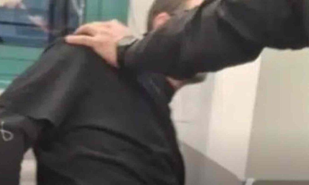 Δημήτρης Ζιαζιάς, σύλληψη γιατρού, Γενικό Κρατικό Νίκαιας, Άδωνις Γεωργιάδης, επεισόδια Νίκαια, ΟΕΝΓΕ, ΕΙΝΑΠ, νοσοκομειακοί γιατροί, αυταρχισμός, καταστολή, ΕΣΥ διαμαρτυρίες, Πρόεδρος ΕΙΝΑ Αχαΐας, αυτόφωρο γιατρός, υγειονομικοί κινητοποιήσεις, Dimitris Ziazias, doctor arrest Greece, Nikea General Hospital, Adonis Georgiadis, Greek health workers protest, OENGE, EINAP, Greek National Health System, ESY, police brutality Greece, hospital incidents Athens, medical unions Greece, Ziazias arrest, Ministry of Health Greece,