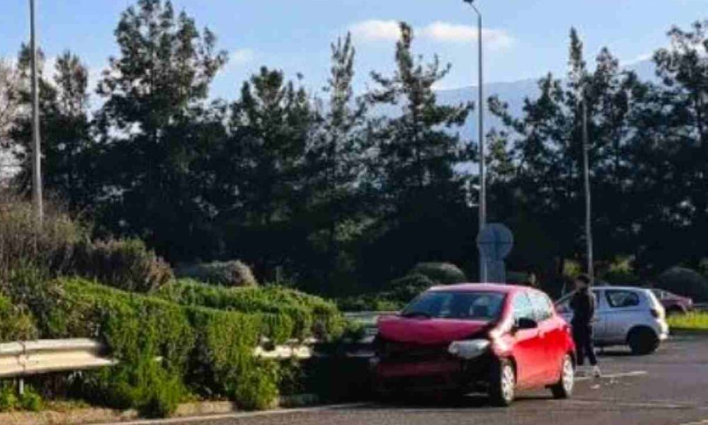 τροχαίο ατύχημα, Περιμετρική Πατρών, Οβρυά, Πάτρα ειδήσεις τώρα, σύγκρουση οχημάτων, έξοδος Οβρυάς, τροχαίο χωρίς τραυματισμό, υλικές ζημιές, αστυνομικά νέα Πάτρα, οδική ασφάλεια, car accident Patras, Patras bypass road, Ovrya Patras, car crash Greece, traffic accident today, Patras news, road safety, vehicle collision, no injuries,