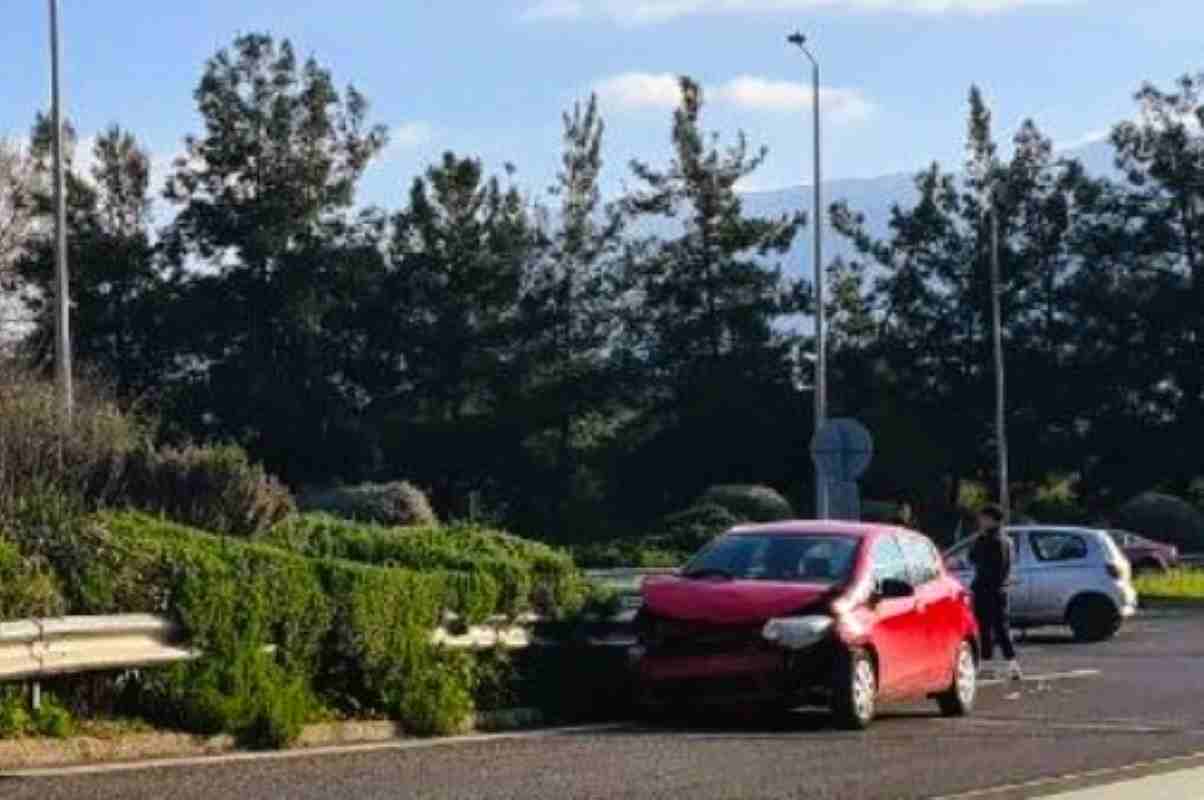 τροχαίο ατύχημα, Περιμετρική Πατρών, Οβρυά, Πάτρα ειδήσεις τώρα, σύγκρουση οχημάτων, έξοδος Οβρυάς, τροχαίο χωρίς τραυματισμό, υλικές ζημιές, αστυνομικά νέα Πάτρα, οδική ασφάλεια, car accident Patras, Patras bypass road, Ovrya Patras, car crash Greece, traffic accident today, Patras news, road safety, vehicle collision, no injuries,