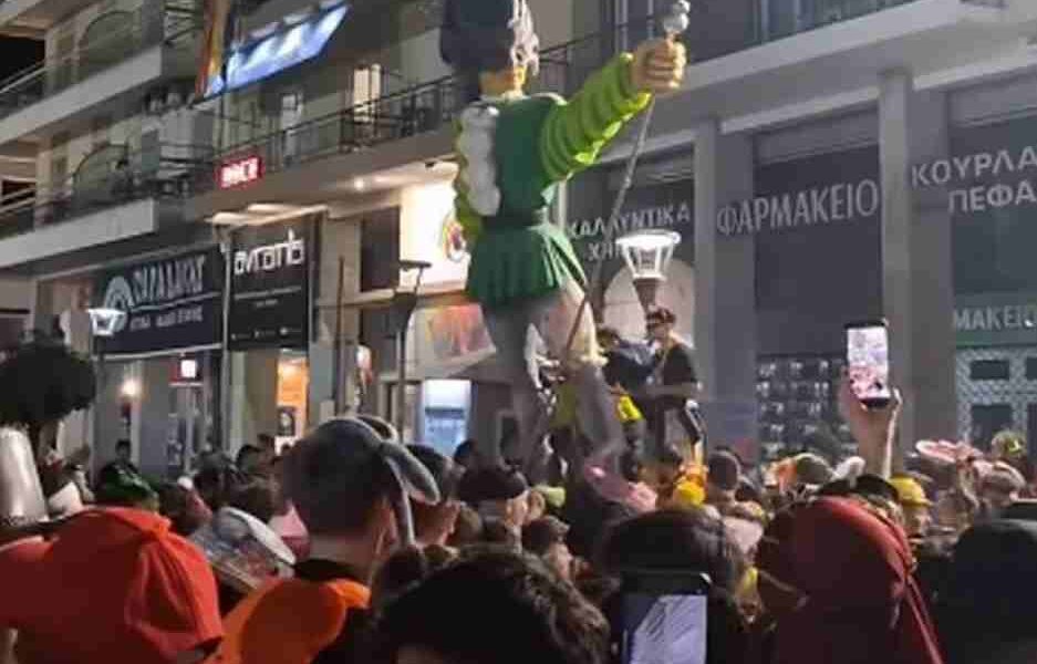 Πατρινό Καρναβάλι, βανδαλισμός Πάτρα, Πλατεία Γεωργίου, καταστροφή μπαστάκα, καρναβαλικός διάκοσμος, ειδήσεις Πάτρα, επεισόδια καρναβάλι, βίντεο βανδαλισμού, Καρναβαλικό Εργαστήρι, ασέβεια θεσμού, καταδίκη πράξης, νεαροί Πάτρα, Patras Carnival, vandalism Greece, Patra Carnival 2026, bastakas destruction, Georgiou Square Patras, carnival decorations damage, Patras news today, carnival vandalism video, Greek carnival traditions, urban vandalism, Patras carnival incidents,