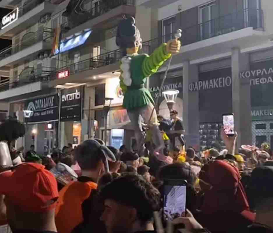 Πατρινό Καρναβάλι, βανδαλισμός Πάτρα, Πλατεία Γεωργίου, καταστροφή μπαστάκα, καρναβαλικός διάκοσμος, ειδήσεις Πάτρα, επεισόδια καρναβάλι, βίντεο βανδαλισμού, Καρναβαλικό Εργαστήρι, ασέβεια θεσμού, καταδίκη πράξης, νεαροί Πάτρα, Patras Carnival, vandalism Greece, Patra Carnival 2026, bastakas destruction, Georgiou Square Patras, carnival decorations damage, Patras news today, carnival vandalism video, Greek carnival traditions, urban vandalism, Patras carnival incidents,