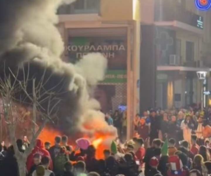 Πάτρα, Patras, Πατρινό Καρναβάλι, Patras Carnival, Πλατεία Γεωργίου, George Square, βανδαλισμός, vandalism, εμπρησμός, arson, μπάστακας, bastakas, φωτιά, fire, πυροσβεστήρας, fire extinguisher, ειδήσεις Πάτρα, Patras news, καρναβαλικός διάκοσμος, carnival decorations, απόπειρα εμπρησμού, arson attempt, καταστροφή, destruction, επίκαιρα, breaking news Greece, καρναβαλιστές,