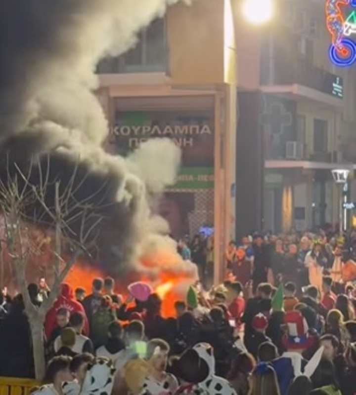 Πάτρα, Patras, Πατρινό Καρναβάλι, Patras Carnival, Πλατεία Γεωργίου, George Square, βανδαλισμός, vandalism, εμπρησμός, arson, μπάστακας, bastakas, φωτιά, fire, πυροσβεστήρας, fire extinguisher, ειδήσεις Πάτρα, Patras news, καρναβαλικός διάκοσμος, carnival decorations, απόπειρα εμπρησμού, arson attempt, καταστροφή, destruction, επίκαιρα, breaking news Greece, καρναβαλιστές,