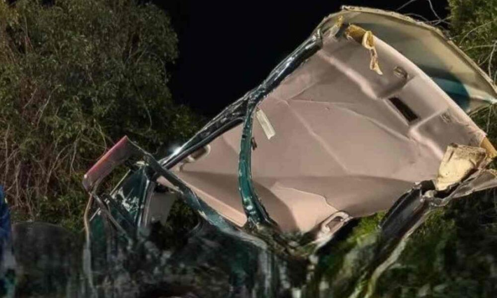 τροχαίο Πύργος, ατύχημα Καλλίκωμο, Εθνική Οδός Πύργου Κυπαρισσίας, σύγκρουση Σαμικό, VW Jetta κομμένο στα δύο, Toyota RAV4 ανατροπή, 30χρονος τραυματίας Πύργος, διασωληνωμένος οδηγός, ειδήσεις Ηλεία, τροχαίο ατύχημα σήμερα, Πυροσβεστική Κρέστενα, troxaio Pyrgos, atychima Kallikomo, troxeo Ilia, Samiko accident, Pyrgos Kyparissia road accident, car crash Greece, serious injury, car split in half, 30 year old critical condition, hospital Pyrgos, traffic accident Peloponnese, news Ilia, emergency Greece, road safety, rain accident, slippery road, car wreck, medical emergency, local news Pyrgos,