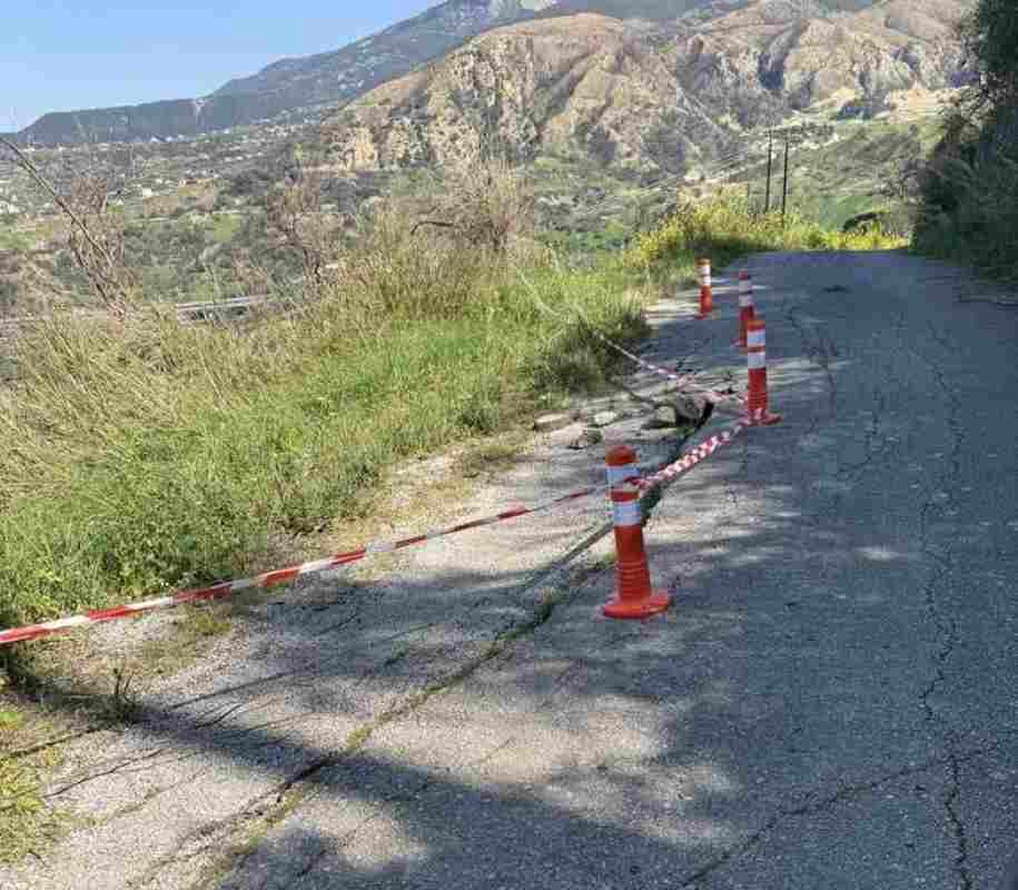 Αρόη Πάτρα, Aroi Patras, κατολισθήσεις Πάτρα, landslides Patras, Δήμος Πατρέων, Municipality of Patras, Νέα Πάτρα, Nea Patra, οδική ασφάλεια, road safety, επικίνδυνος δρόμος, dangerous road, πολιτική προστασία Πάτρα, civil protection Patras, τεχνικά έργα Δήμος Πατρέων, infrastructure projects Patras, αποκατάσταση ζημιών, damage restoration, κίνδυνος κατοικίας, residential risk, πυρκαγιές Πάτρα, Patras wildfires, αδράνεια δημοτικής αρχής, municipal inaction, προσβασιμότητα ασθενοφόρων, ambulance access, κόστος αποκατάστασης,