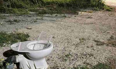 Πάτρα, Άγιος Βασίλειος, σκουπίδια Πάτρα, παράνομη χωματερή, λεκάνη τουαλέτας δρόμος, καθαριότητα δήμος Πατρέων, ασυνειδησία πολιτών, περιβάλλον Πάτρα, Patra, Patras, Agios Vasileios, garbage Patras, trash Patras, illegal dumping, street toilet, environmental pollution Greece, Patra skoupidia, Agios Vasileios Patras, rypansi, kathariotita, art installation fail,