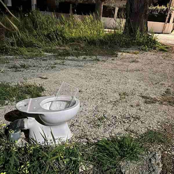 Πάτρα, Άγιος Βασίλειος, σκουπίδια Πάτρα, παράνομη χωματερή, λεκάνη τουαλέτας δρόμος, καθαριότητα δήμος Πατρέων, ασυνειδησία πολιτών, περιβάλλον Πάτρα, Patra, Patras, Agios Vasileios, garbage Patras, trash Patras, illegal dumping, street toilet, environmental pollution Greece, Patra skoupidia, Agios Vasileios Patras, rypansi, kathariotita, art installation fail,