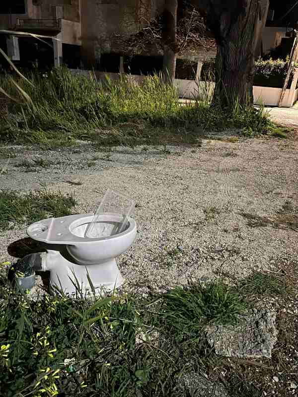 Πάτρα, Άγιος Βασίλειος, σκουπίδια Πάτρα, παράνομη χωματερή, λεκάνη τουαλέτας δρόμος, καθαριότητα δήμος Πατρέων, ασυνειδησία πολιτών, περιβάλλον Πάτρα, Patra, Patras, Agios Vasileios, garbage Patras, trash Patras, illegal dumping, street toilet, environmental pollution Greece, Patra skoupidia, Agios Vasileios Patras, rypansi, kathariotita, art installation fail,