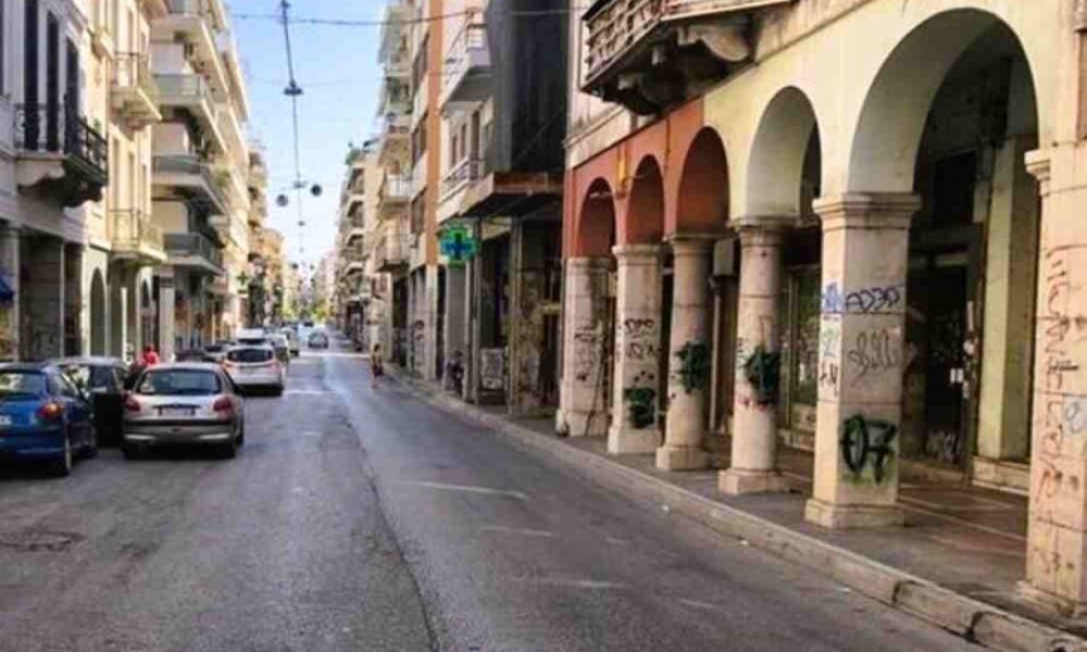 Πάτρα, τιμές καυσίμων, βενζίνη, ακρίβεια, κίνηση στους δρόμους, Μέση Ανατολή, αμόλυβδη, ντίζελ, πρατήρια καυσίμων, οικονομική κρίση, μετακινήσεις, Patra, Patras, fuel prices, gasoline prices, petrol price Greece, energy crisis, traffic reduction, Middle East war impact, unleaded 95, diesel price, fuel stations, economic impact, Patra dromoi, times kafsimon, venzini, akriveia, kinisi Patra, amolivdi, dromoi adeioi, petreleo kinisis, dekapenthimero, drastiki meiosi