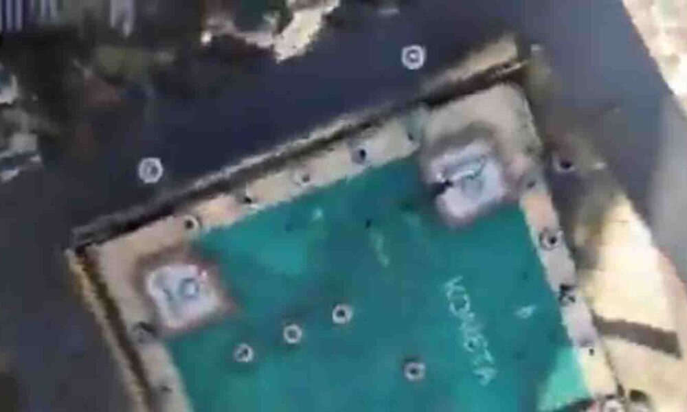 Ακρωτήρι, βάση RAF, επίθεση drone, ρωσική κεραία Kometa, Shahed, ιρανικά drones, Κύπρος, στρατιωτική τεχνολογία, anti-jamming, συνεργασία Ρωσίας Ιράν, ηλεκτρονικός πόλεμος, ασφάλεια Μεσογείου, Υβέτ Κούπερ, επιθέσεις καμικάζι drones, στρατηγικές υποδομές ΝΑΤΟ, ρωσική τεχνογνωσία, αναβάθμιση Shahed, γεωπολιτική, επίθεση 2ας Μαρτίου, στρατιωτικός εξοπλισμός, ευστοχία drones, Μεσόγειος, RAF Akrotiri, drone attack, Kometa antenna, Russian technology, Shahed drones, Cyprus, electronic warfare, anti-jamming system, Russia-Iran military cooperation, suicide drones, Mediterranean security, Yvette Cooper, GPS interference shield, NATO strategic infrastructure, Shahed upgrades, precision strikes, military alliance, Shahed-136, UK Ministry of Defence, Middle East crisis, geopolitical tension, UAV technology.