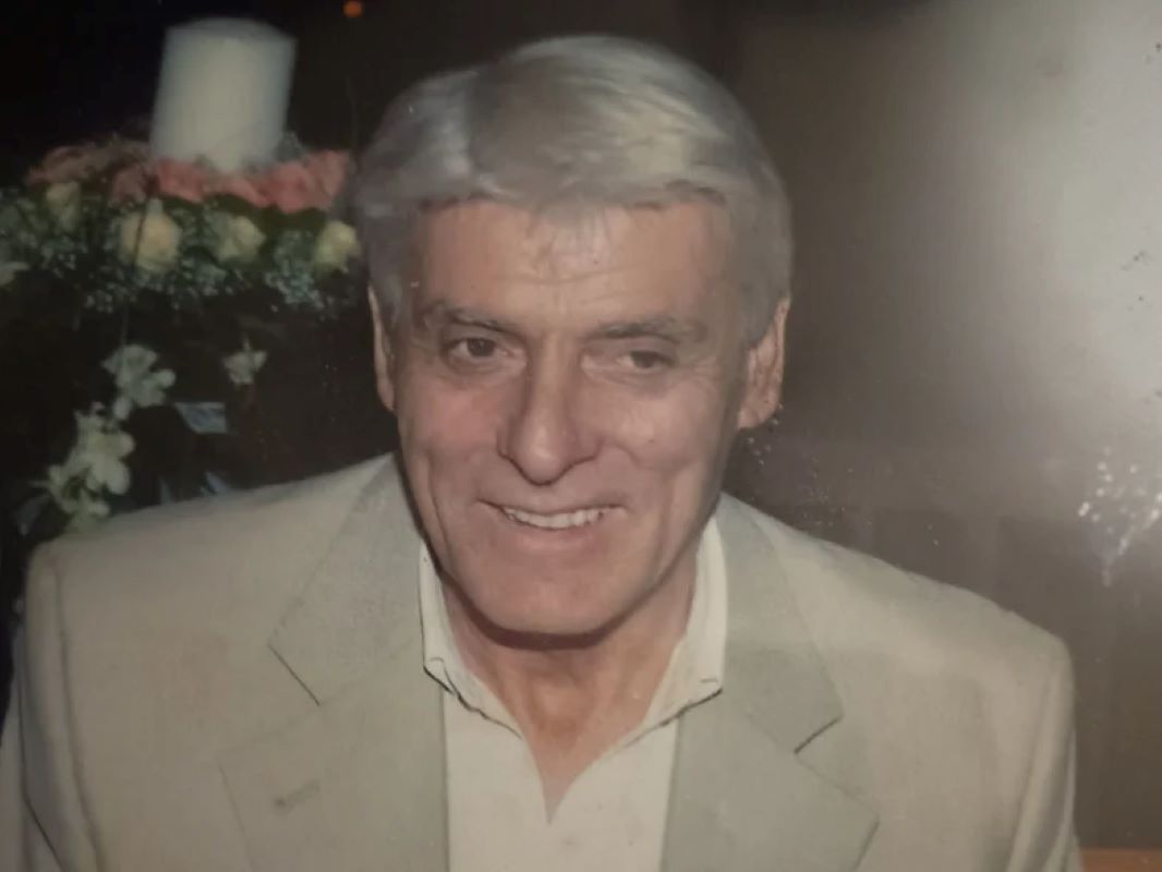 Αλέξανδρος Ντούβας, Alexandros Douvas, Σωτήρης Ντούβα, Sotiris Douvas, Πάτρα πένθος, Patras mourning, θάνατος πατέρα, father death, Πατρινός δημοσιογράφος, Patras journalist, κηδεία Πάτρα, Patras funeral, οικογένεια Ντούβα, Douvas family, είδηση Πάτρα, Patras news, Σωτήρης Ντούβας ντράμερ, Sotiris Douvas drummer, Αλέξανδρος Ντούβας ανάρτηση, Alexandros Douvas post, τοπική είδηση Πάτρα, Patras local news, θλίψη Πάτρα, grief Patras.