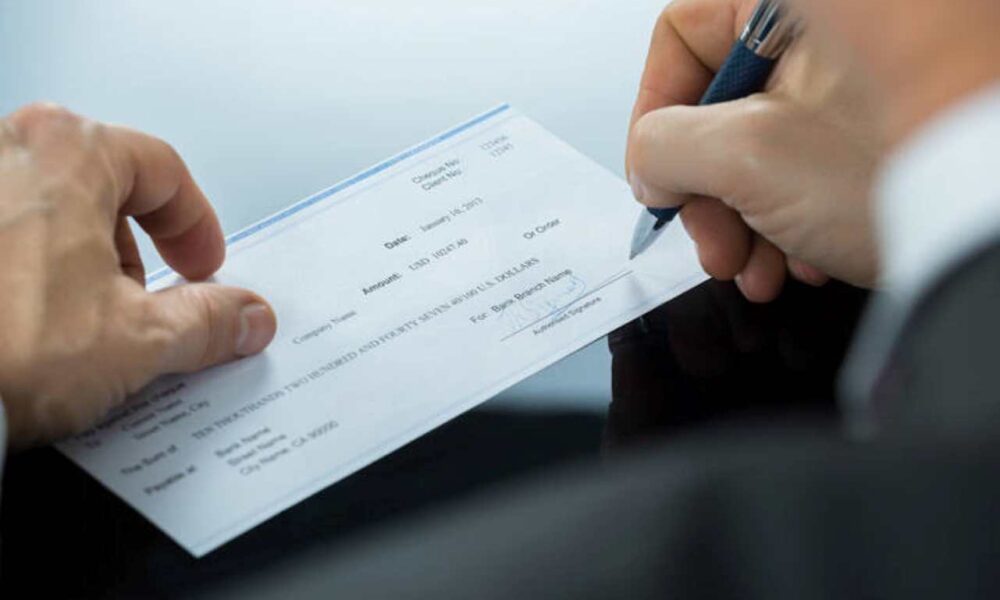 Απάτη με επιταγές Πάτρα, πλαστές επιταγές, ακάλυπτες επιταγές, οικονομικό σκάνδαλο μεταφορική, Αθηναίος επιχειρηματίας απάτη, Ασφάλεια Πατρών έρευνα, οικονομικό κανόνι Πάτρα, δικαστική υπόθεση επιταγών, θύματα απάτης επιχειρηματίες, τράπεζες ευθύνες επιταγές, κύκλωμα πλαστών επιταγών, οικονομικό έγκλημα Ελλάδα, Check fraud Patras Greece, forged checks scam, bounced checks legal case, transport company fraud, financial scandal Peloponnese, bad checks criminal investigation, Patras Police economic crime, counterfeit checks business scam, Greek business fraud news, bank liability forged checks, financial crime syndicate Greece.