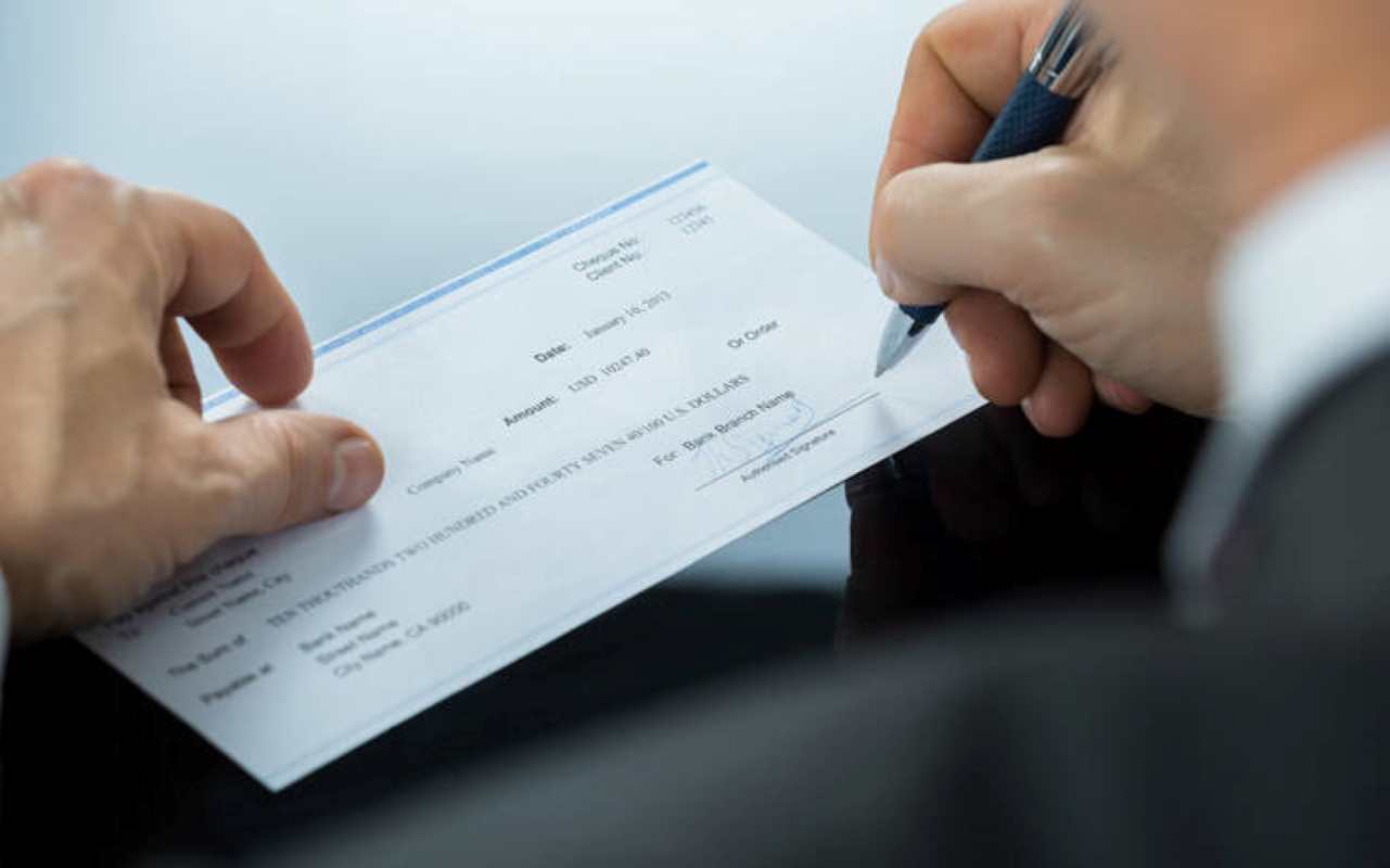 Απάτη με επιταγές Πάτρα, πλαστές επιταγές, ακάλυπτες επιταγές, οικονομικό σκάνδαλο μεταφορική, Αθηναίος επιχειρηματίας απάτη, Ασφάλεια Πατρών έρευνα, οικονομικό κανόνι Πάτρα, δικαστική υπόθεση επιταγών, θύματα απάτης επιχειρηματίες, τράπεζες ευθύνες επιταγές, κύκλωμα πλαστών επιταγών, οικονομικό έγκλημα Ελλάδα, Check fraud Patras Greece, forged checks scam, bounced checks legal case, transport company fraud, financial scandal Peloponnese, bad checks criminal investigation, Patras Police economic crime, counterfeit checks business scam, Greek business fraud news, bank liability forged checks, financial crime syndicate Greece.