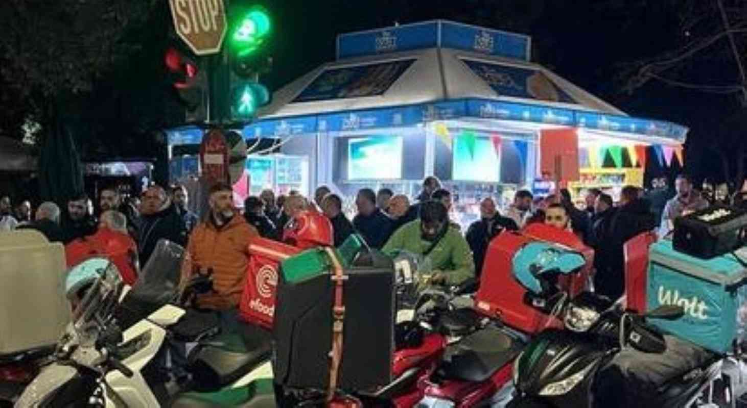 απεργία διανομέων Πάτρα, delivery drivers strike Patras, κινητοποίηση delivery, courier protest Greece, μοτοπορεία Πάτρα, motorcycle rally Patras, Πλατεία Όλγας συγκέντρωση, riders mobilization, αιτήματα διανομέων, gig economy strike, κατώτατη αμοιβή ανά παραγγελία, delivery worker rights, αποζημίωση καυσίμων delivery, minimum pay per order, συνθήκες εργασίας διανομείς, compensation for vehicle wear, εργατικά νέα Πάτρα, labor unions Greece, κινητοποίηση efood wolt Πάτρα, food delivery strike 2026