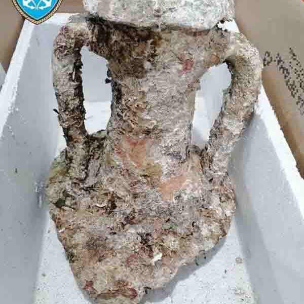 Κυλλήνη, Καλογριά, Λιμενικό Σώμα, αλιευτικό σκάφος, αρχαίο αντικείμενο, αμφορέας, στόμιο αμφορέα, αρχαιολογία, Εφορεία Εναλίων Αρχαιοτήτων, εύρημα, πολιτιστική κληρονομιά, Ηλεία, νέα Κυλλήνης, Kyllini, Kalogria, Hellenic Coast Guard, fishing boat, ancient artifact, amphora, amphora neck, archaeology, underwater antiquities, discovery, cultural heritage, Elis, Peloponnese, Greece archaeology news