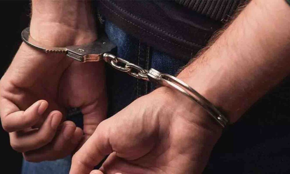 Πάτρα, Ασφάλεια Πατρών, συλλήψεις, διαρρήξεις καταστημάτων, αστυνομικό ρεπορτάζ, κλοπές Πάτρα, οδός Ακρωτηρίου, δικογραφία, Εισαγγελέας Πατρών, εγκληματικότητα, εξιχνίαση κλοπών, ναρκωτικά χάπια, μεζεδοπωλείο διάρρηξη, Patras, police news Greece, arrests Patras, shop burglaries, crime news, security forces, theft investigation, Akrotiriou street, criminal prosecution, drug possession, store break-ins, police report.