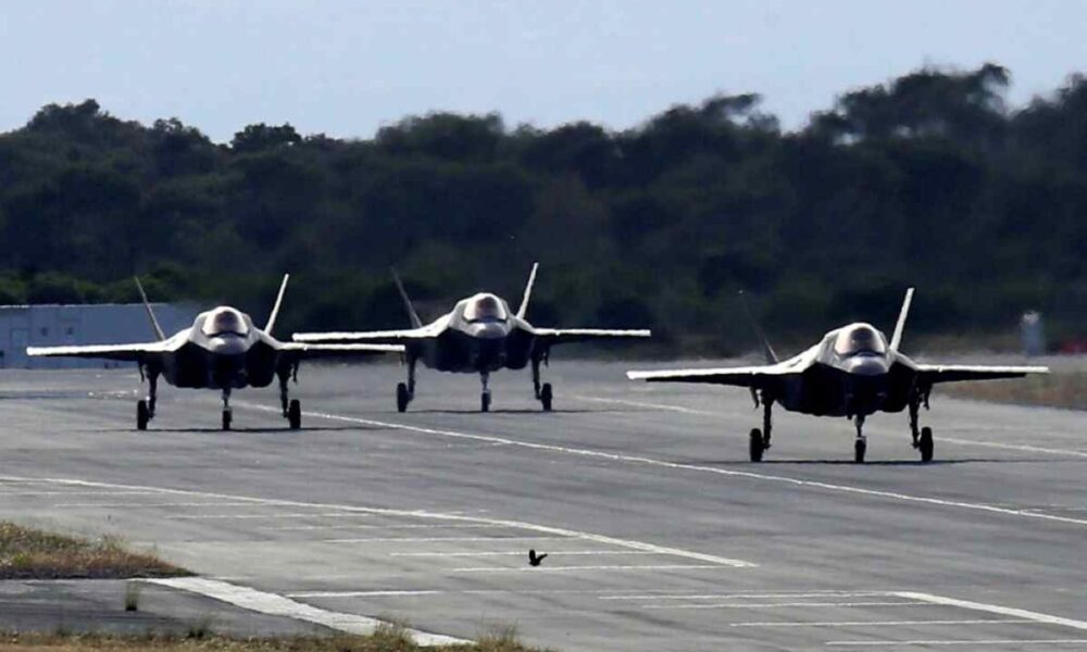 Κύπρος, Cyprus, Βρετανικές Βάσεις, British Bases, Ακρωτήρι, Akrotiri, RAF Akrotiri, έκτακτη είδηση, breaking news, σειρήνες, sirens sounding, μαχητικά αεροσκάφη, fighter jets, απογείωση μαχητικών, jet takeoff, εκκένωση βάσης, base evacuation, στρατιωτική κινητοποίηση, military alert, Ανατολική Μεσόγειος, Eastern Mediterranean, εναέριος χώρος Κύπρου, Cyprus airspace, συναγερμός, emergency, UK sovereign base areas, Cyprus news today, jet scrambles, βάση Ακρωτηρίου, Akrotiri base evacuation.