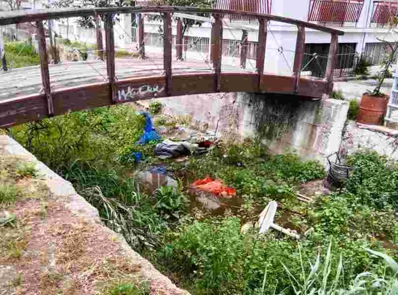 Διακονιάρης Πάτρα, Diakoniaris Patras, Diakoniaris river, σκουπίδια Διακονιάρης, skoupidia Diakoniaris, μόλυνση περιβάλλοντος Πάτρα, environmental pollution Patras, molinsi perivallontos Patra, μπάζα Πάτρα, mbaza Patra, debris Patras, κοίτη ποταμού Πάτρα, riverbed Patras, δημόσια υγεία Πάτρα, public health Patras, dimosia ygeia Patra, περιβαλλοντική συνείδηση, environmental awareness, perivallontiki syneidisi, καθαρισμός ποταμών, river cleanup, katharismos potamon, οικολογική καταστροφή, ecological disaster, oikologiki katastrofi, παράνομες χωματερές, illegal dumping sites, paranomes xomateres, νέα Πάτρας, Patras news, nea Patras