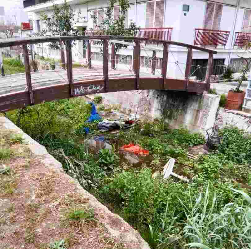 Διακονιάρης Πάτρα, Diakoniaris Patras, Diakoniaris river, σκουπίδια Διακονιάρης, skoupidia Diakoniaris, μόλυνση περιβάλλοντος Πάτρα, environmental pollution Patras, molinsi perivallontos Patra, μπάζα Πάτρα, mbaza Patra, debris Patras, κοίτη ποταμού Πάτρα, riverbed Patras, δημόσια υγεία Πάτρα, public health Patras, dimosia ygeia Patra, περιβαλλοντική συνείδηση, environmental awareness, perivallontiki syneidisi, καθαρισμός ποταμών, river cleanup, katharismos potamon, οικολογική καταστροφή, ecological disaster, oikologiki katastrofi, παράνομες χωματερές, illegal dumping sites, paranomes xomateres, νέα Πάτρας, Patras news, nea Patras