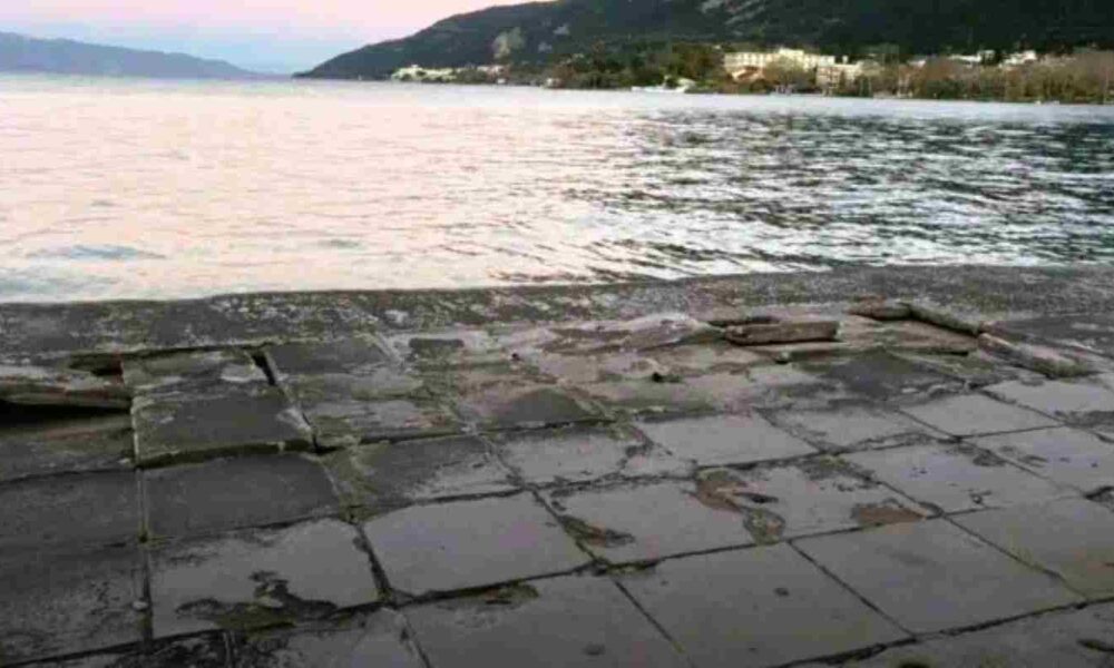 Δήμος Πατρέων, Ψαθόπυργος, αποκατάσταση πεζοδρομίου, έργα υποδομής, ασφάλεια πεζών, τεχνικά έργα Πάτρα, παραλιακή ζώνη, ζημιές από κακοκαιρία, Δήμος Πατρέων έργα, Psathopyrgos, Patras Municipality, sidewalk repair, infrastructure works Patras, pedestrian safety, coastal erosion Greece, storm damages, Dimos Patreon, Psathopyrgos Patra, apokatastasi pezodromiou, erga ypodomis, asfaleia pezon, technika erga Patra, paraliaki zoni, zimies kakokairia,