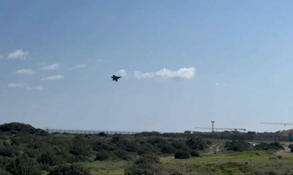 Αεροδρόμιο Πάφου, Paphos Airport, εκκένωση αεροδρομίου, airport evacuation, ύποπτο drone, suspicious drone, Κύπρος έκτακτο, Cyprus breaking news, συναγερμός Πάφος, Paphos airport alert, ασφάλεια πτήσεων, flight safety, philenews, καθυστερήσεις πτήσεων Κύπρος, flight delays Paphos, αστυνομία Κύπρου, Cyprus Police, drone πάνω από αεροδρόμιο, airport security breach, drone sighting Cyprus, αεροδρόμιο Πάφου τώρα, Paphos airport news.