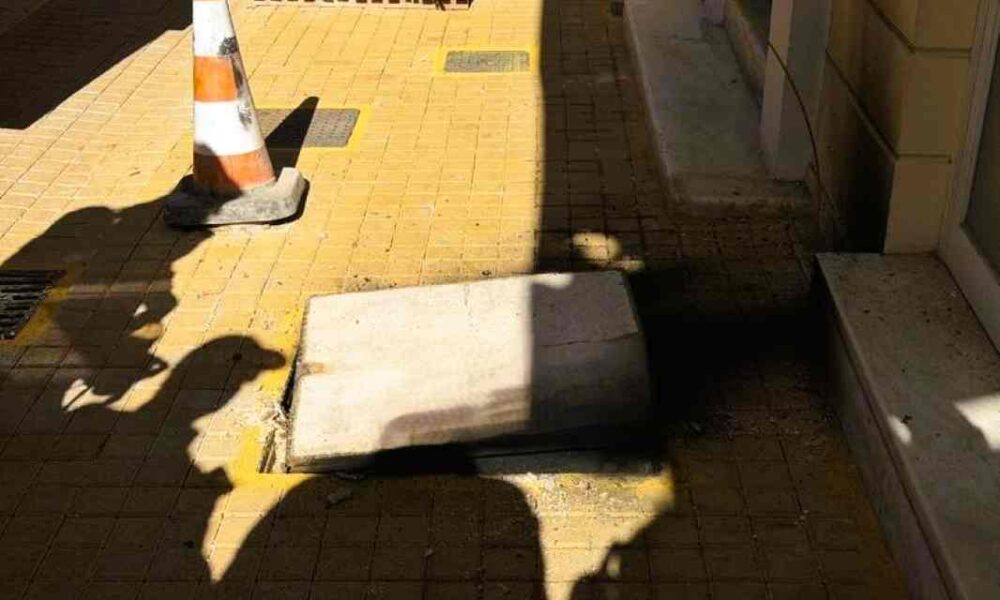 Πάτρα, οδός Κανάρη, εκρήξεις Πάτρα, φρεάτιο, ζαχαροπλαστείο Λοτσάρης, βραχυκύκλωμα, ΔΕΔΔΗΕ, Πυροσβεστική Πάτρα, ηλεκτρικές εκκενώσεις, διακοπή ρεύματος, ειδήσεις Πάτρα σήμερα, ατύχημα κέντρο Πάτρας, Patras, Kanari street, explosions Patras, manhole explosion, Lotsaris pastry shop, short circuit, DEDDIE, Patras Fire Department, electrical discharge, power outage, Patras news today, Patras city center incident.