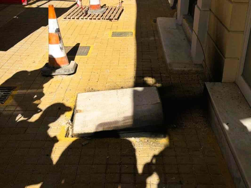 Πάτρα, οδός Κανάρη, εκρήξεις Πάτρα, φρεάτιο, ζαχαροπλαστείο Λοτσάρης, βραχυκύκλωμα, ΔΕΔΔΗΕ, Πυροσβεστική Πάτρα, ηλεκτρικές εκκενώσεις, διακοπή ρεύματος, ειδήσεις Πάτρα σήμερα, ατύχημα κέντρο Πάτρας, Patras, Kanari street, explosions Patras, manhole explosion, Lotsaris pastry shop, short circuit, DEDDIE, Patras Fire Department, electrical discharge, power outage, Patras news today, Patras city center incident.