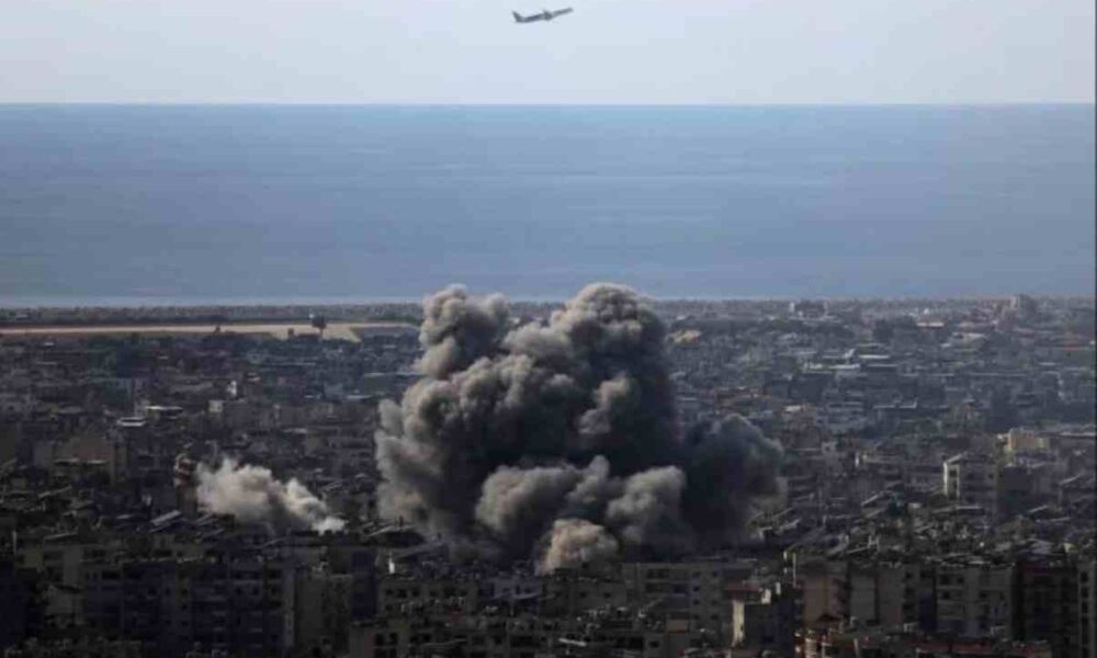 Εκρήξεις Τεχεράνη, Ιράν επιθέσεις, αεροπορικές επιδρομές, Associated Press Ιράν, κυβερνητικά κτίρια Τεχεράνη, κλιμάκωση Μέση Ανατολή, έκτακτη επικαιρότητα Ιράν, στρατιωτικά πλήγματα, Tehran explosions, Iran air strikes, Tehran news today, Iran conflict update, government buildings Tehran, Middle East escalation, breaking news Iran, military strikes Tehran.