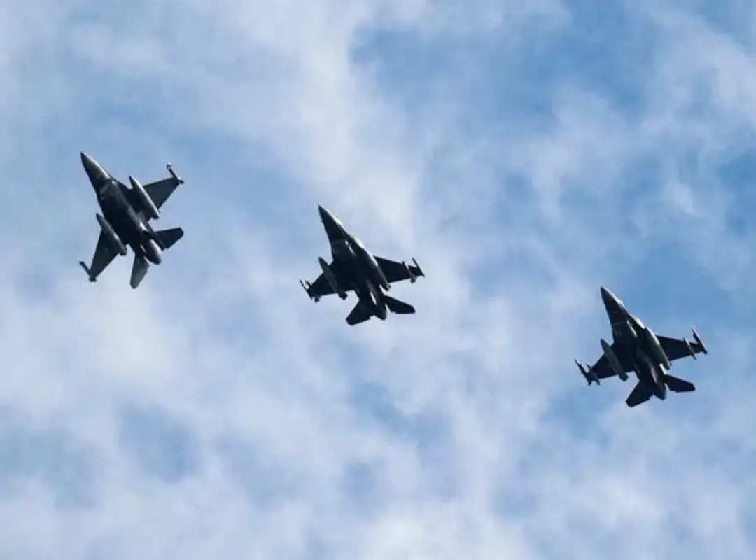 Συναγερμός Κύπρος, ύποπτο UAV, ελληνικά F-16, πτήση Aegean, επιστροφή στην Αθήνα, αμερικανική πρεσβεία Λευκωσία, εναέριος χώρος Λιβάνου, αναχαίτιση, έκτακτη επικαιρότητα, Μάρτιος 2026, Ανατολική Μεσόγειος, Πολεμική Αεροπορία, ασφάλεια πτήσεων, FIR Λευκωσίας, Cyprus alarm, suspicious UAV, Greek F-16 fighter jets, Aegean Airlines flight, return to Athens, US Embassy Nicosia, Lebanon airspace, interception, breaking news Cyprus, March 2026, East Mediterranean, Hellenic Air Force, aviation safety, Nicosia FIR, drone alert Cyprus, military tension Mediterranean.