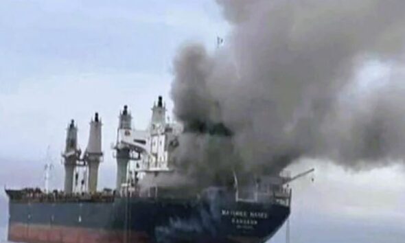 επίθεση σε πλοίο, ελληνική σημαία, Μαύρη Θάλασσα, πύραυλος, δεξαμενόπλοιο, Νοβοροσίσκ, Βασίλης Κικίλιας, Chevron, Έλληνες ναυτικοί, ρωσικό πετρέλαιο, γεωπολιτική κρίση, Υπουργείο Ναυτιλίας, ναυτιλιακή είδηση, επίθεση σε τάνκερ, missile attack on ship, Greek flagged vessel, Black Sea, Novorossiysk, Greek tanker attack, Chevron chartered ship, Vassilis Kikilias, Greek seafarers, Russian oil transit, maritime security, Black Sea conflict, oil tanker missile strike, shipping news Greece, geopolitical tension Black Sea.