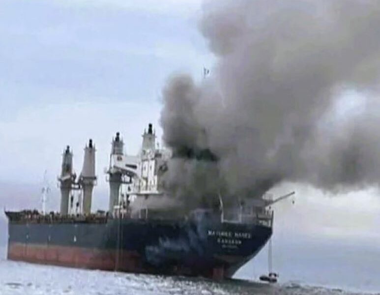 επίθεση σε πλοίο, ελληνική σημαία, Μαύρη Θάλασσα, πύραυλος, δεξαμενόπλοιο, Νοβοροσίσκ, Βασίλης Κικίλιας, Chevron, Έλληνες ναυτικοί, ρωσικό πετρέλαιο, γεωπολιτική κρίση, Υπουργείο Ναυτιλίας, ναυτιλιακή είδηση, επίθεση σε τάνκερ, missile attack on ship, Greek flagged vessel, Black Sea, Novorossiysk, Greek tanker attack, Chevron chartered ship, Vassilis Kikilias, Greek seafarers, Russian oil transit, maritime security, Black Sea conflict, oil tanker missile strike, shipping news Greece, geopolitical tension Black Sea.