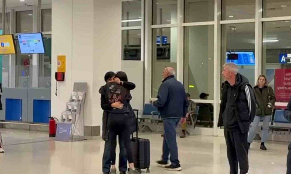 επαναπατρισμός Ελλήνων, repatriation of Greeks, Μέση Ανατολή, Middle East, πτήσεις επαναπατρισμού, repatriation flights, Υπουργείο Εξωτερικών, Ministry of Foreign Affairs Greece, Ελ. Βενιζέλος, Athens International Airport, Έλληνες εξωτερικού, Greeks abroad, κρίση στη Μέση Ανατολή, Middle East crisis, Ομάν, Oman, Μουσκάτ, Muscat, Άμπου Ντάμπι, Abu Dhabi, Ντουμπάι, Dubai, Ηνωμένα Αραβικά Εμιράτα, UAE, Βηθλεέμ, Bethlehem, Aegean Airlines, Sky Express, Πρεσβεία Ελλάδος, Greek Embassy, μαρτυρίες Ελλήνων, Greek survivor testimonies, πύραυλοι Μέση Ανατολή, missiles Middle East, απεγκλωβισμός πολιτών, citizen evacuation, κόστος εισιτηρίων, flight costs Middle East, Άρης Θεσσαλονίκης ομάδα νέων, Aris FC youth team, επιστροφή Ελλήνων, Greeks returning home, ειδικές πτήσεις, special flights, Σαουδική Αραβία, Saudi Arabia.