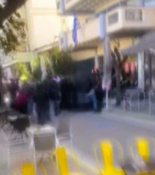 Πάτρα, Τριών Ναυάρχων, επεισόδια, συμπλοκή, φοιτητές, ΤΕΕ Πάτρας, εκλογές ΠΑΣΟΚ, 2ο Γυμνάσιο Πάτρας, άγριο ξύλο, αστυνομία, ΕΚΑΒ, ειδήσεις Πάτρα, Patras, Trion Navarchon, incidents, clashes, students, TEE Patras, PASOK elections, 2nd Gymnasium Patras, fight, police, ambulance, Patras news.