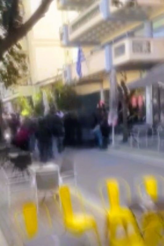 Πάτρα, Τριών Ναυάρχων, επεισόδια, συμπλοκή, φοιτητές, ΤΕΕ Πάτρας, εκλογές ΠΑΣΟΚ, 2ο Γυμνάσιο Πάτρας, άγριο ξύλο, αστυνομία, ΕΚΑΒ, ειδήσεις Πάτρα, Patras, Trion Navarchon, incidents, clashes, students, TEE Patras, PASOK elections, 2nd Gymnasium Patras, fight, police, ambulance, Patras news.