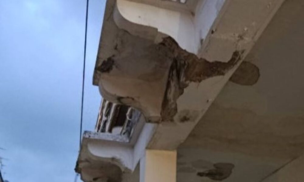 Ναυαρίνου και Καποδιστρίου, Navarinou and Kapodistriou, ετοιμόρροπο κτίριο, dilapidated building, επικίνδυνο κτίσμα, dangerous structure, εγκαταλελειμμένο κτίριο, abandoned building, κίνδυνος ατυχήματος, risk of accident, ασφάλεια πολιτών, public safety, προστασία παιδιών, child safety, αθλητικός σύλλογος ταεκβοντό, taekwondo club, καταγγελία κατοίκων, residents complaint, έλλειψη σήμανσης, lack of signage, πτώση σοβάδων, falling debris, παρέμβαση δήμου, municipality intervention, πολεοδομία, urban planning office, μέτρα προστασίας, safety measures, προστατευτικά μέτρα, protective measures, τεχνική υπηρεσία, technical services