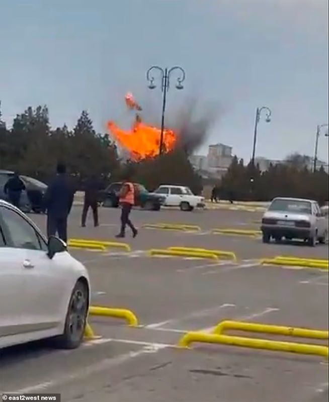 Ιράν, Αζερμπαϊτζάν, επίθεση με drone, βίντεο σοκ, Μπακού, σχολείο, αεροδρόμιο, Μέση Ανατολή, Καύκασος, κλιμάκωση πολέμου, αντίποινα, έκρηξη, άμαχοι, γεωπολιτική κρίση, Iran, Azerbaijan, drone attack, shocking video, Baku, school bombing, airport strike, Middle East, Caucasus, war escalation, Daily Mail, retaliation, explosion, civilian casualties, geopolitical crisis, ιρανικά drones, Iranian drones, Αζερμπαϊτζάν επίθεση, Azerbaijan attack, drone strike video, βίντεο έκρηξη, Baku airport, σχολείο Αζερμπαϊτζάν, school Azerbaijan, Iran vs Azerbaijan, κλιμάκωση Καύκασος, Caucasus escalation, Middle East war news