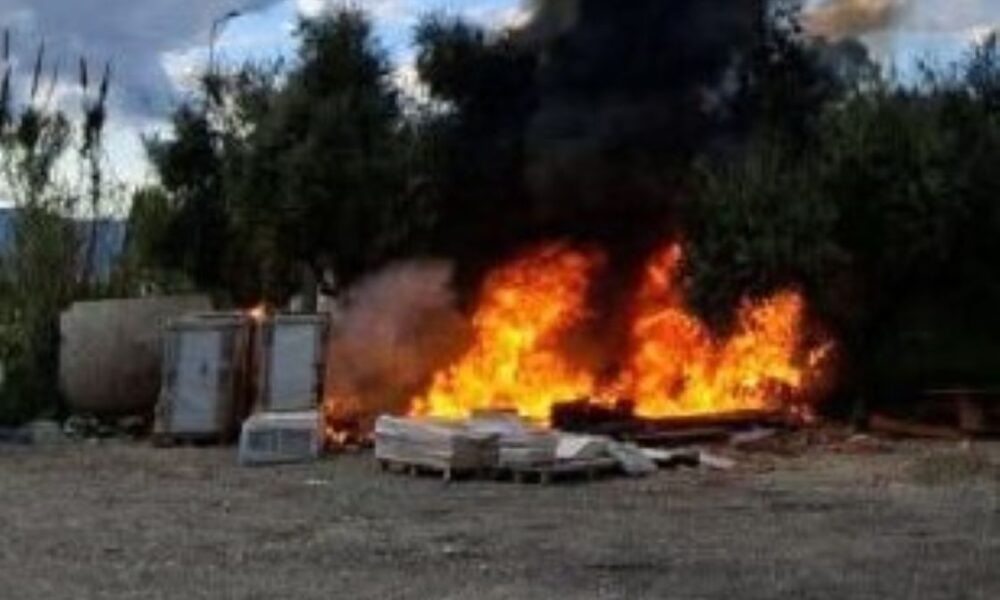 φωτιά Πάτρα, Μποζαίτικα, πυρκαγιά τώρα, Πυροσβεστική Πάτρας, βλάβη οπτικές ίνες, ζημιές τηλεπικοινωνίες, ειδήσεις Πάτρα, fotia Patra, Bozeitika, Boitika, fire Patras, fiber optics fire, network damage, Patra news, optical fibers Patras, fire accident Patra,