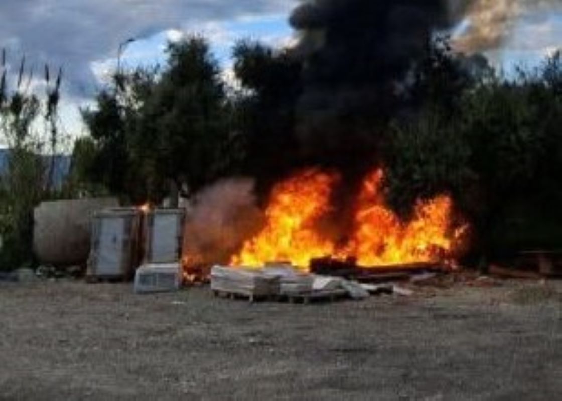 φωτιά Πάτρα, Μποζαίτικα, πυρκαγιά τώρα, Πυροσβεστική Πάτρας, βλάβη οπτικές ίνες, ζημιές τηλεπικοινωνίες, ειδήσεις Πάτρα, fotia Patra, Bozeitika, Boitika, fire Patras, fiber optics fire, network damage, Patra news, optical fibers Patras, fire accident Patra,