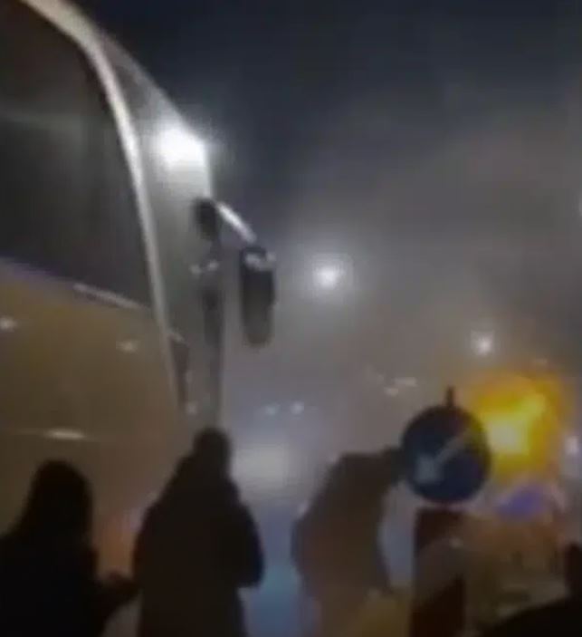 bus fire, Patras Pyrgos highway, Kaminia, Patras news, Fire Brigade, Police, emergency, smoke, brakes, evacuation, passenger safety, traffic incident, highway incident, Greece news, local news Patras, φωτιά, λεωφορείο, Πατρών Πύργου, Καμίνια, Πάτρα, Πυροσβεστική, Αστυνομία, έκτακτη είδηση, καπνός, φρένα, εκκένωση, ασφάλεια επιβατών, τροχαίο συμβάν, εθνική οδός, ειδήσεις Πάτρα,