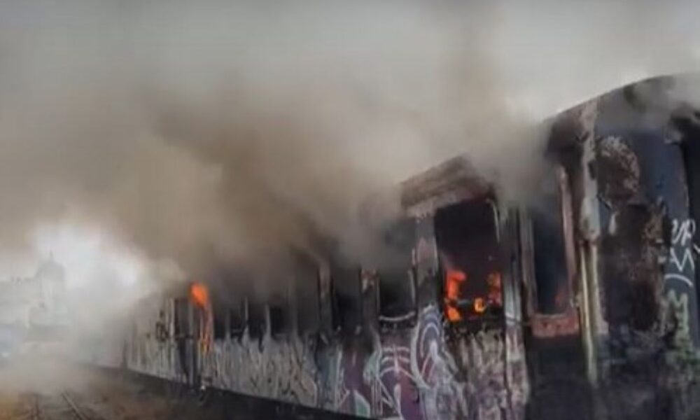 φωτιά Πάτρα, πυρκαγιά Άγιος Ανδρέας, βαγόνια ΟΣΕ, Πυροσβεστική Πάτρα, ειδήσεις Πάτρα τώρα, φωτιά Αρόη, σιδηροδρομικός σταθμός Πάτρας, fire Patras, Patra news, OSE wagons fire, Agios Andreas station, fire Peloponnese, fotia patra, pirkayia patra, agios andreas patras, vagonia ose, pyrosvestiki patra, patra news today,