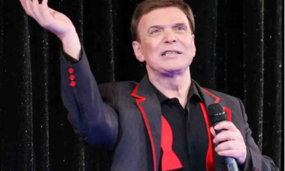 Γιώργος Μαρίνος, Giorgos Marinos, George Marinos, θάνατος Γιώργου Μαρίνου, Giorgos Marinos death, βιογραφία Γιώργου Μαρίνου, Giorgos Marinos biography, Μέδουσα, Medusa nightclub Athens, Έλληνας showman, Greek showman, Εθνικό Θέατρο, National Theatre of Greece, ελληνική νυχτερινή διασκέδαση, Greek nightlife history, ηθοποιός, Greek actor, τραγουδιστής, Greek singer, Βοτανικός, Votanikos Athens, ελληνικό θέατρο, Greek theatre, καλλιτεχνική πορεία, career, ιστορία διασκέδασης, entertainment history Greece.