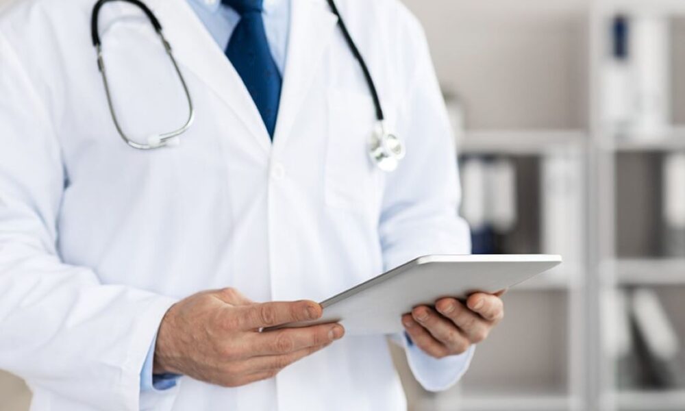 Πάτρα, γυναικολόγος Πάτρα, 82χρονος γιατρός, σύλληψη γυναικολόγου, παιδική πορνογραφία, υλικό παιδικής πορνογραφίας, μαρτυρία ασθενούς, MEGA, ειδήσεις Πάτρα, ιατρική κοινότητα Πάτρας, υπεράνω πάσης υποψίας, αστυνομικό ρεπορτάζ, Patras, Patras news, gynecologist Patras, 82-year-old doctor, doctor arrest Greece, child pornography, child abuse material, patient testimony, medical scandal Greece, social outcry, Patras crime news, obstetrician Patras.