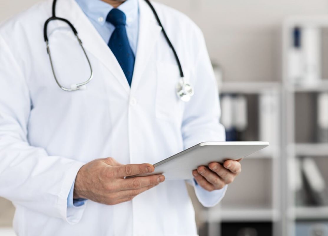 Πάτρα, γυναικολόγος Πάτρα, 82χρονος γιατρός, σύλληψη γυναικολόγου, παιδική πορνογραφία, υλικό παιδικής πορνογραφίας, μαρτυρία ασθενούς, MEGA, ειδήσεις Πάτρα, ιατρική κοινότητα Πάτρας, υπεράνω πάσης υποψίας, αστυνομικό ρεπορτάζ, Patras, Patras news, gynecologist Patras, 82-year-old doctor, doctor arrest Greece, child pornography, child abuse material, patient testimony, medical scandal Greece, social outcry, Patras crime news, obstetrician Patras.