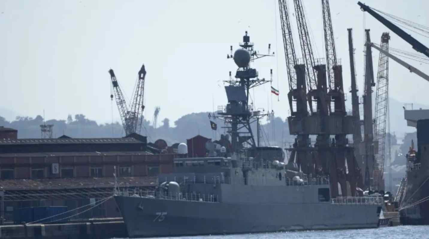 IRIS Dena, φρεγάτα Ιράν, βύθιση πλοίου, Σρι Λάνκα, επίθεση υποβρυχίου, Πολεμικό Ναυτικό Ιράν, Βιτζίτα Χέρατ, Ινδικός Ωκεανός, ναυτική τραγωδία, αγνοούμενοι ναύτες, IRIS Dena frigate, Iran navy, Sri Lanka ship sinking, submarine attack, Iranian frigate, Vijitha Herath, Indian Ocean, naval incident, missing sailors, maritime security.