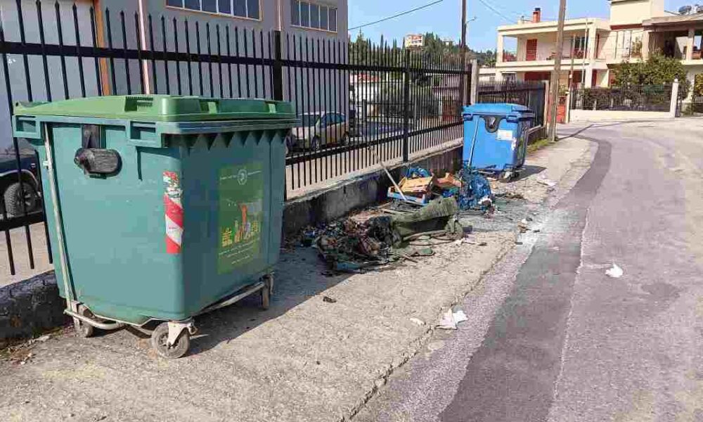 Δήμος Πατρέων, Πάτρα καθαριότητα, Άνω Συχαινά, οδός Κοζάνης 137, Μιχάλης Αναστασίου Αντιδήμαρχος, Ευθύμιος Αγγελόπουλος Πρόεδρος Αρκτικού, Εκπολιτιστικός Σύλλογος Άνω Συχαινών, καμένοι κάδοι, διαχείριση απορριμμάτων Πάτρα, καταγγελία πολίτη Πάτρα, Πολυξένη Σταθοπούλου, αδιαφορία δήμου, περιβάλλον Πάτρα, Municipality of Patras, Patras waste management, Ano Sychaina, Kozanis street Patras, Michalis Anastasiou Vice Mayor, Efthymios Angelopoulos, waste bins fire, citizen complaint Patras, urban neglect Greece, Patras cleanliness department.