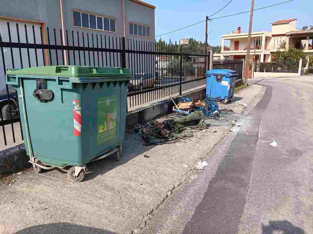 Δήμος Πατρέων, Πάτρα καθαριότητα, Άνω Συχαινά, οδός Κοζάνης 137, Μιχάλης Αναστασίου Αντιδήμαρχος, Ευθύμιος Αγγελόπουλος Πρόεδρος Αρκτικού, Εκπολιτιστικός Σύλλογος Άνω Συχαινών, καμένοι κάδοι, διαχείριση απορριμμάτων Πάτρα, καταγγελία πολίτη Πάτρα, Πολυξένη Σταθοπούλου, αδιαφορία δήμου, περιβάλλον Πάτρα, Municipality of Patras, Patras waste management, Ano Sychaina, Kozanis street Patras, Michalis Anastasiou Vice Mayor, Efthymios Angelopoulos, waste bins fire, citizen complaint Patras, urban neglect Greece, Patras cleanliness department.