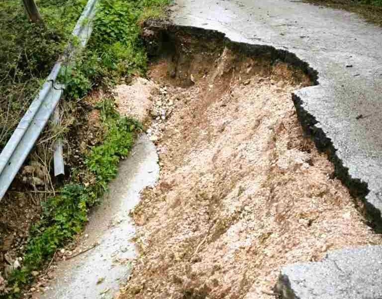 Άνω Καλλιθέα Αχαΐας, κατάρρευση δρόμου, αποκλεισμένοι κάτοικοι, οδικό δίκτυο Αχαΐα, Άγιος Ιωάννης Καλλιθέας, προβλήματα πρόσβασης, Δήμος Πατρέων, επικίνδυνος δρόμος, Ano Kallithea Achaias, katarrefsi dromou, apokleismenoi katoikoi, road collapse Greece, Achaia roads, Ano Kallithea access, emergency vehicle access, Patras infrastructure,