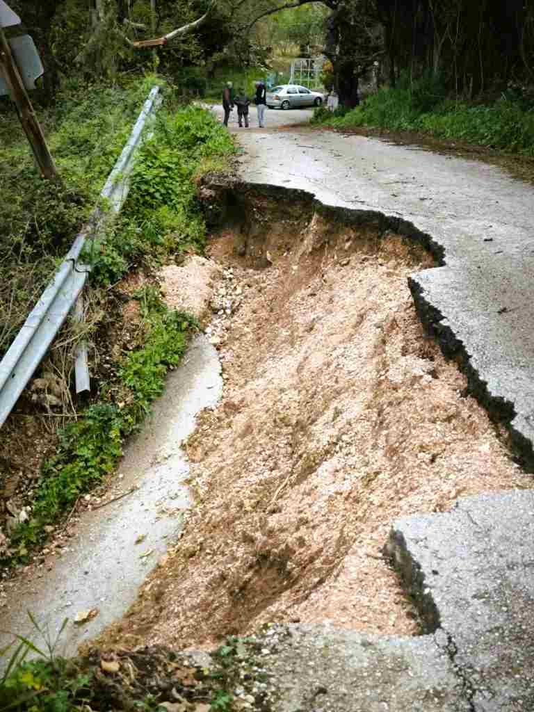 Άνω Καλλιθέα Αχαΐας, κατάρρευση δρόμου, αποκλεισμένοι κάτοικοι, οδικό δίκτυο Αχαΐα, Άγιος Ιωάννης Καλλιθέας, προβλήματα πρόσβασης, Δήμος Πατρέων, επικίνδυνος δρόμος, Ano Kallithea Achaias, katarrefsi dromou, apokleismenoi katoikoi, road collapse Greece, Achaia roads, Ano Kallithea access, emergency vehicle access, Patras infrastructure,