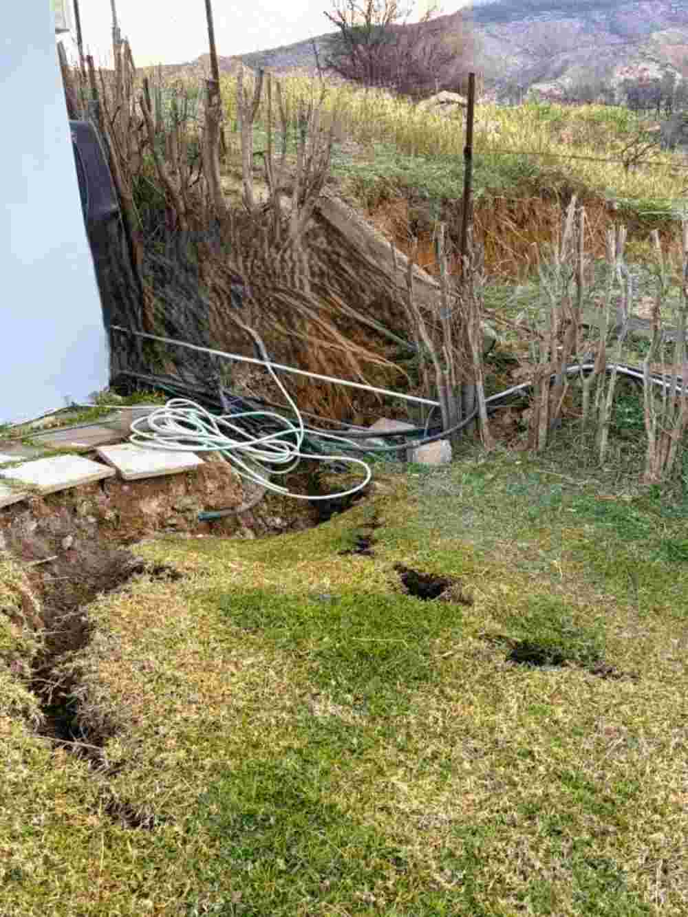Λυκοχορός Πάτρα, Lykochoros Patras, κατολίσθηση Πάτρα, landslide Patras, Αχαΐα κατολισθήσεις, Achaia landslides, Δυτική Ελλάδα φυσικές καταστροφές, Western Greece natural disasters, εκκένωση σπιτιών Πάτρα, house evacuation Patras, Πολιτική Προστασία Δήμου Πατρέων, Patras Civil Protection, καθίζηση εδάφους, ground subsidence, επικίνδυνα γεωλογικά φαινόμενα, dangerous geological phenomena, Ευθύμης Λέκκας κατολισθήσεις, Efthymios Lekkas landslides, Αθανάσιος Αργυρίου Πανεπιστήμιο Πατρών, Athanasios Argyriou University of Patras, κλιματική αλλαγή και βροχοπτώσεις, climate change and rainfall, διάβρωση εδάφους μετά από πυρκαγιές, soil erosion after wildfires, τοιχίο αντιστήριξης, retaining wall construction, γεωλογική αυτοψία, geological survey, στατική επάρκεια κτιρίων, structural integrity of buildings, καταστροφές από πλημμύρες, flood damage Greece