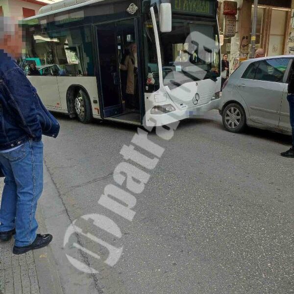 Πάτρα, ειδήσεις Πάτρα, τροχαίο Πάτρα, κυκλοφοριακό χάος, παράνομη στάθμευση, 28ης Οκτωβρίου, οδός Μαιζώνος, αστικό λεωφορείο Πάτρας, Αστικό ΚΤΕΛ Πάτρας, Τροχαία Πάτρας, εγκλωβισμένο λεωφορείο, προβλήματα συγκοινωνίας, κέντρο Πάτρας, καταγγελία πολίτη, Patra News, Patras, Patras news, traffic jam Greece, illegal parking Patras, bus trapped, public transport issues, Maizonos street, 28th Oktovriou street, Patras traffic police, city center traffic, urban mobility Greece, Greek city news, traffic congestion